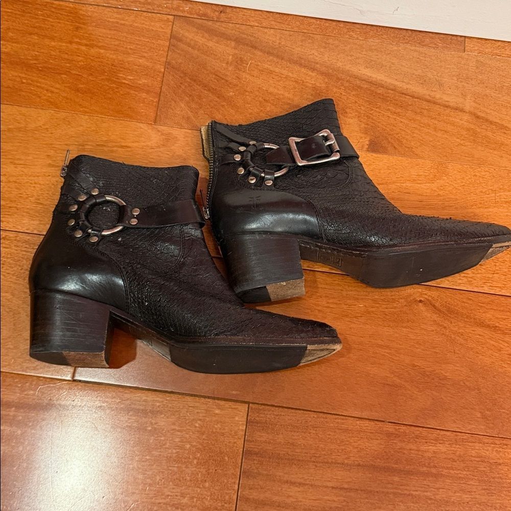 Frye Women's Black Zoe Ring Short Smooth Full Grain/Snakeskin Boots Size 6.5 - Picture 6 of 12